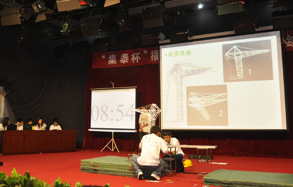 我校三队做作品陈述及安装加载准备