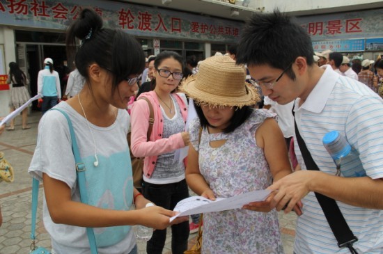 为游客赠送地图并耐心讲解