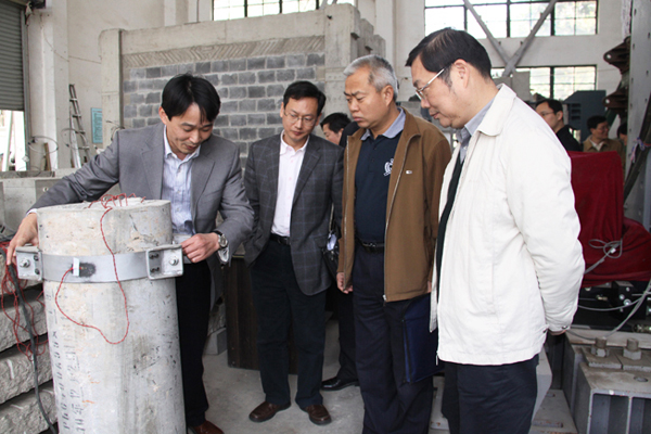 王知瑞副厅长(右一)等参观gcgc黄金城集团工程结构实验室